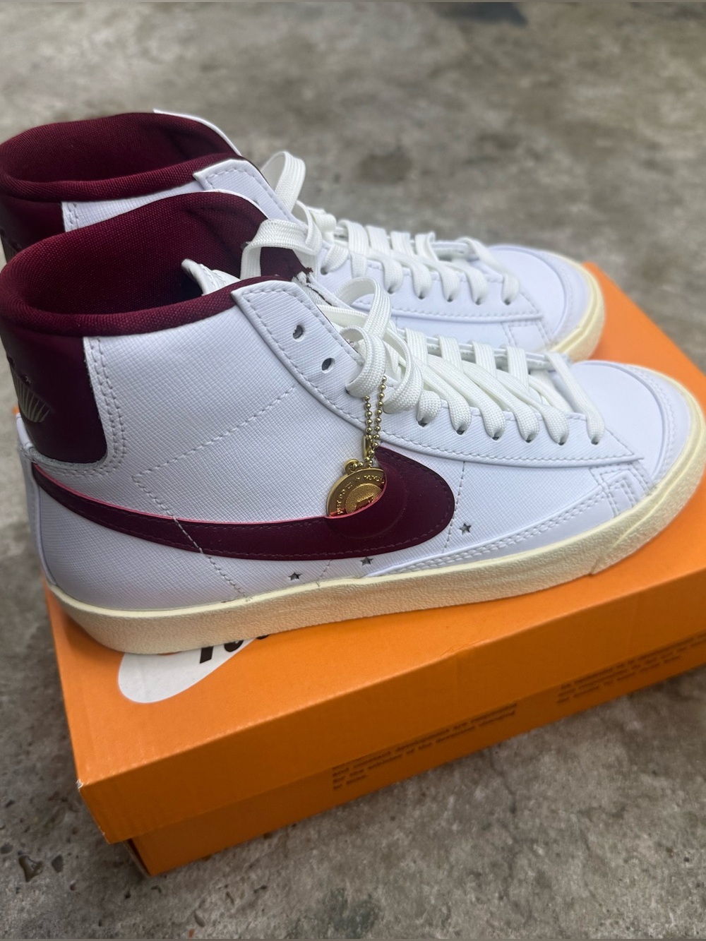 Nike Women’s Blazer Mid Vintage - White & Burgundy